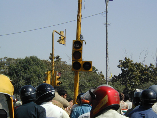 photo (88KB) : relaxing view of the Delhi rush-hour