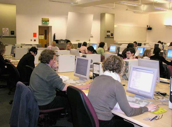 Photo (30KB) : Delegates try their hand at Internet searching