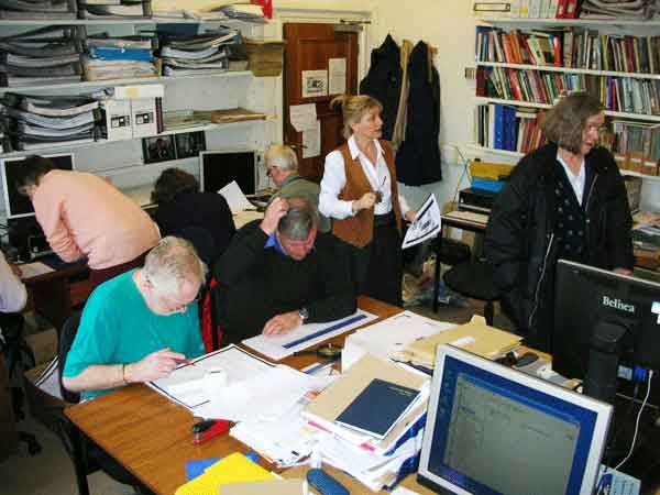 photo (28KB) : Figure 3 : Volunteers in the CLHS at Kingston University